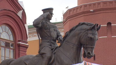 Самая загадочная история этой недели: памятник Жукову в Москве неожиданно  заменили, немного переделав (а потом все исчезло). Что происходит, вообще  непонятно — Meduza