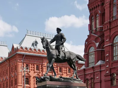 Новый памятник Жукову на Манежной площади в Москве убрали меньше чем через  сутки после установки