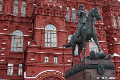 В Москве спилили памятник Жукову и поставили временный. Он простоял меньше  суток - BBC News Русская служба