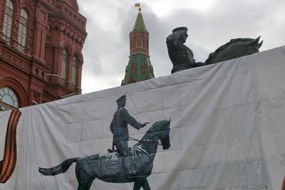 Отреставрированный памятник Жукову вернули на Манежную площадь — РБК