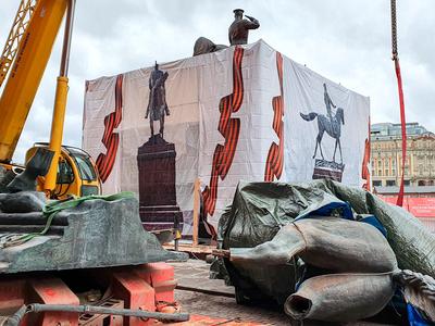 Отремонтированный памятник Жукову вернули на историческое место -  Российская газета