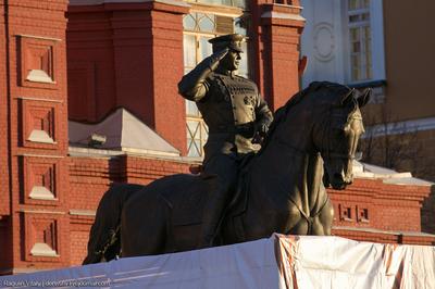 Памятник Жукову в Москве заменили на «анатомически правильный»