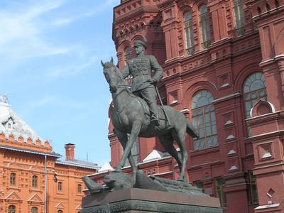 Памятник маршалу Жукову в Москве. Фото