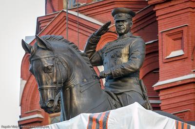 NEWSru.com :: В Москве на Манежной кто-то поменял памятник маршалу Жукову