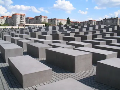 Памятник жертвам Холокоста: серые саркофаги в центре Берлина | Smapse
