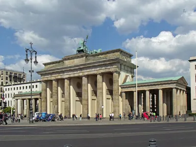 Фотофакт: Бранденбургские ворота в Берлине стали \"антинефтяными\" -  17.09.2023, Sputnik Беларусь