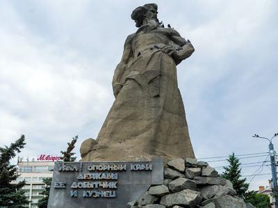 В Челябинске установили памятник убирающей за собой собаке | Pchela.news -  Новости в Челябинске