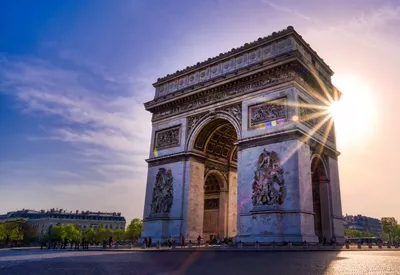 Выдающиеся памятники в Париже заменили популярными героями: 12 фото