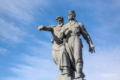 Памятник \"Горожане или Разговор\" (Екатеринбург): фото и отзывы — НГС.ТУРИЗМ