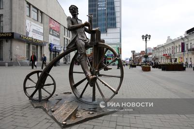 В Екатеринбурге выяснили, кто надел на памятники медицинские маски | ИА  Красная Весна