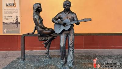 Скульптуру грустного зайки установили в Екатеринбурге в память о детях  войны | Уральский меридиан