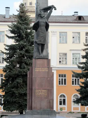 Памятник комсомольцам (Гомель) — Википедия