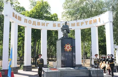 В Гомеле установили памятник братьям-фронтовикам Лизюковым - 03.07.2019,  Sputnik Беларусь