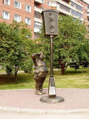 Необычные памятники Новосибирска - деловой женщине, гаишнику, колбасе,  кощею и другие