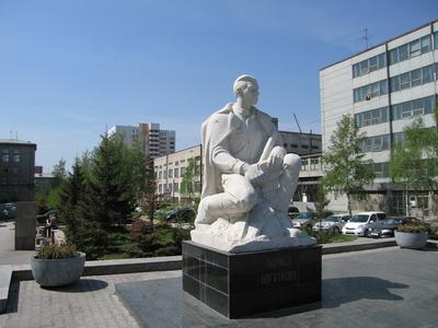 Стало известно, кому принадлежит самый необычный памятник в Новосибирске |  АиФ Новосибирск | Дзен