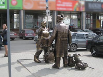 Необычные памятники Новосибирска - деловой женщине, гаишнику, колбасе,  кощею и другие