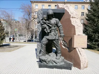 Памятник Николаю Чудотворцу установили перед Нарымским сквером и  Вознесенским собором в Новосибирске