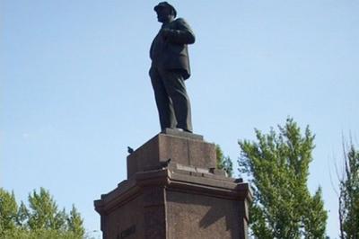 File:Памятник Дмитрию Козлову в Самаре.jpg - Wikimedia Commons