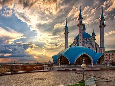 Kazan Kremlin in summer, Tatarstan, Russia. It is top tourist attraction of  Kazan. Panorama of white wall and mosque under blue sky. Scenic view of hi  Stock Photo - Alamy