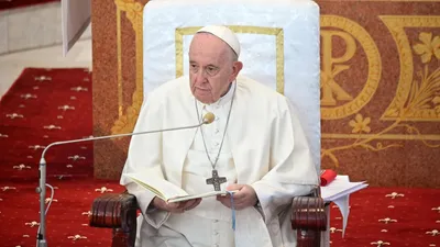 Папа римский Франциск в огромном пуховике попал в мемы - Афиша Daily