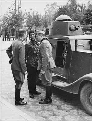 С немецкими офицерами, за одни столом в 1939 году