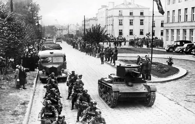 Парад в Бресте 22 сентября 1939 г по случаю передачи Бреста войскам РККА. |  REIBERT.info