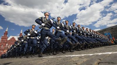 Парад на Красной площади, «Бессмертный полк» в соцсетях и экскурсии по  местам бомбежек. Как Москва отметит День Победы? - Мослента