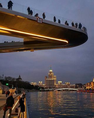 москва 20 мая 2021 : парящий мост с людьми над москвой в парке \"зарядье\".  вечерний пейзаж с видом на эмбу Редакционное Изображение - изображение  насчитывающей известно, люди: 220916015