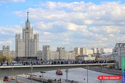 Новый парящий мост в Москве в обязанности парка Редакционное Изображение -  изображение насчитывающей центр, природа: 137019035