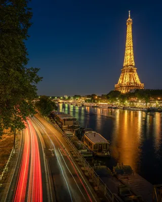 Эйфелева башня в Париже, с лужайкой травы и людьми Paris Редакционное Фото  - изображение насчитывающей природа, лужайка: 104023111