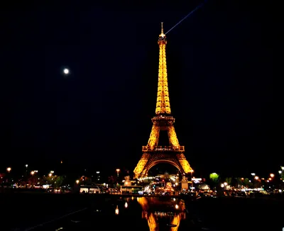 Эйфелева башня ночью. Вид ландшафта ночи Парижа Франции снизу Эйфелевой  башни вечером Редакционное Изображение - изображение насчитывающей света,  небо: 208529860