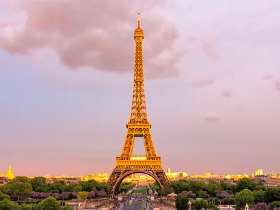 Париж, Эйфелева башня украшена как …» — создано в Шедевруме