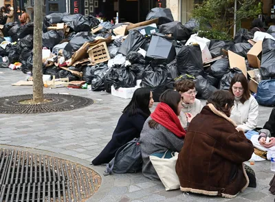 В Париже уже 10 дней практически не вывозят мусор. Мусорщики вместе со всей  страной протестуют из-за пенсионной реформы Фотографии — Meduza