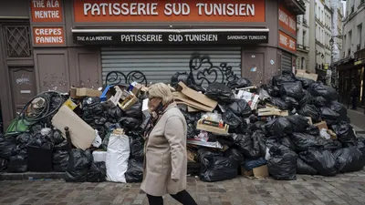 На улицах Парижа скопились горы отходов из-за забастовки мусорщиков - РИА  Новости, 13.03.2023