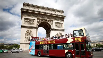 Прогулка туристов на Champs-Elysees - Париже Редакционное Стоковое  Изображение - изображение насчитывающей историческо, цвет: 46032904