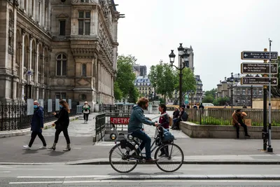 Туристы не спешат ехать в Париж - Коммерсантъ
