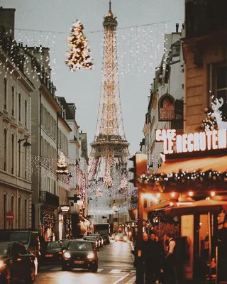 Alina Kolot on Instagram: “Christmas Tower!✨ Где будете праздновать Новый  год? Дома или в путешествии? Я второй го… | Париж зимой, Парижские обои,  Фотография парижа