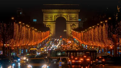 Париж зажёг экологичные рождественские огни