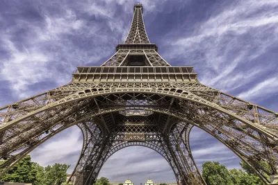 Париж Франс 17 сентября 2022 : люди на прогулке по парку чемпион де Марс у  башни Эйфел в Париже. Франс Редакционное Фотография - изображение  насчитывающей французско, место: 270059917