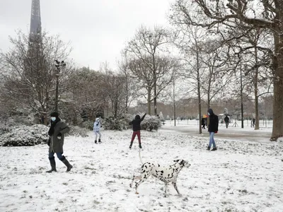 В Париже прошел снегопад: фотогалерея