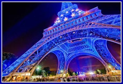 Пары туристов идя в Париж на день с сильным снегопадом Стоковое Изображение  - изображение насчитывающей город, девушка: 109418025