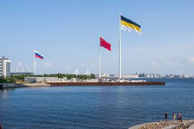 Огромные флаги у Парка 300-летия Петербурга сняли