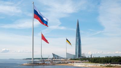 В Петербурге рассказали, почему сняли гигантские флаги у парка 300-летия |  Вечёрка