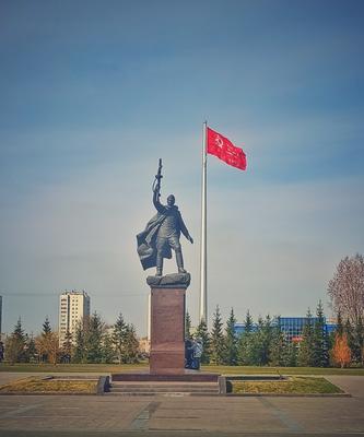 В парке Победы почтили память погибших воинов и открыли монумент Советскому  солдату - Новости - Официальный портал Казани