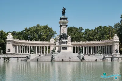 Madrid park Retiro, view on a summer afternoon of people enjoying boat  rides on the Estanque (lake) in the Parque del Retiro in central Madrid,  Spain Stock Photo - Alamy
