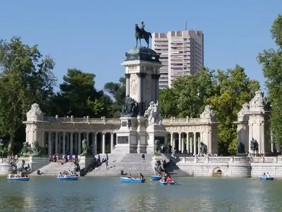 Buen Retiro Park in Spain: A Reminder That Life Is a Choice From an Artist  in Madrid, Spain | Travel Notes | 30Seconds Travel