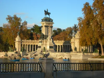 Парк Ретиро в Мадриде редакционное стоковое фото. изображение насчитывающей  мадрид - 162996183