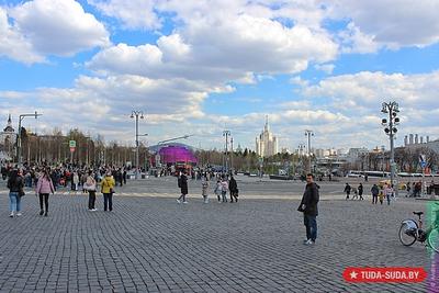 Парки и усадьбы Москвы. Парк \"Зарядье\", вид на концертный зал\".  Двухсторонняя карточка с литерой \"В\"