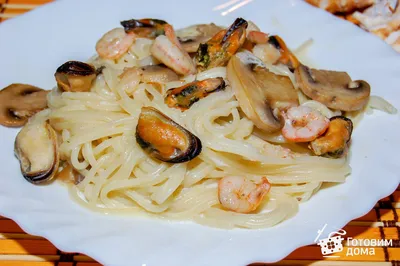 Спагетти с морепродуктами в сливочном соусе - пошаговый рецепт с фото на  Готовим дома