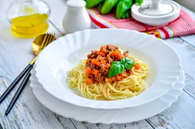 Спагетти Болоньезе с фаршем и томатной пастой рецепт фото пошагово и видео  - 1000.menu